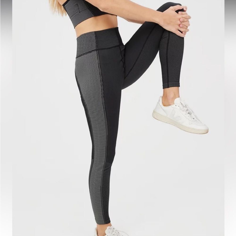 NWT Aerie Offline High Waisted Two Tone Ribbed 7/8 Leggings Black and Gray Small
